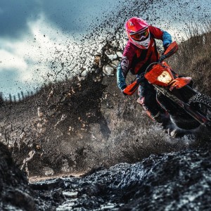 爱游戏电竞全站-_山地滑翔伞：在空中俯瞰壮丽山河_，山上滑翔